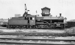 165341 Afbeelding van de stoomlocomotief nr. 4610 (serie 4600) van de N.S. tijden het kolenladen bij het kolendepot te ...